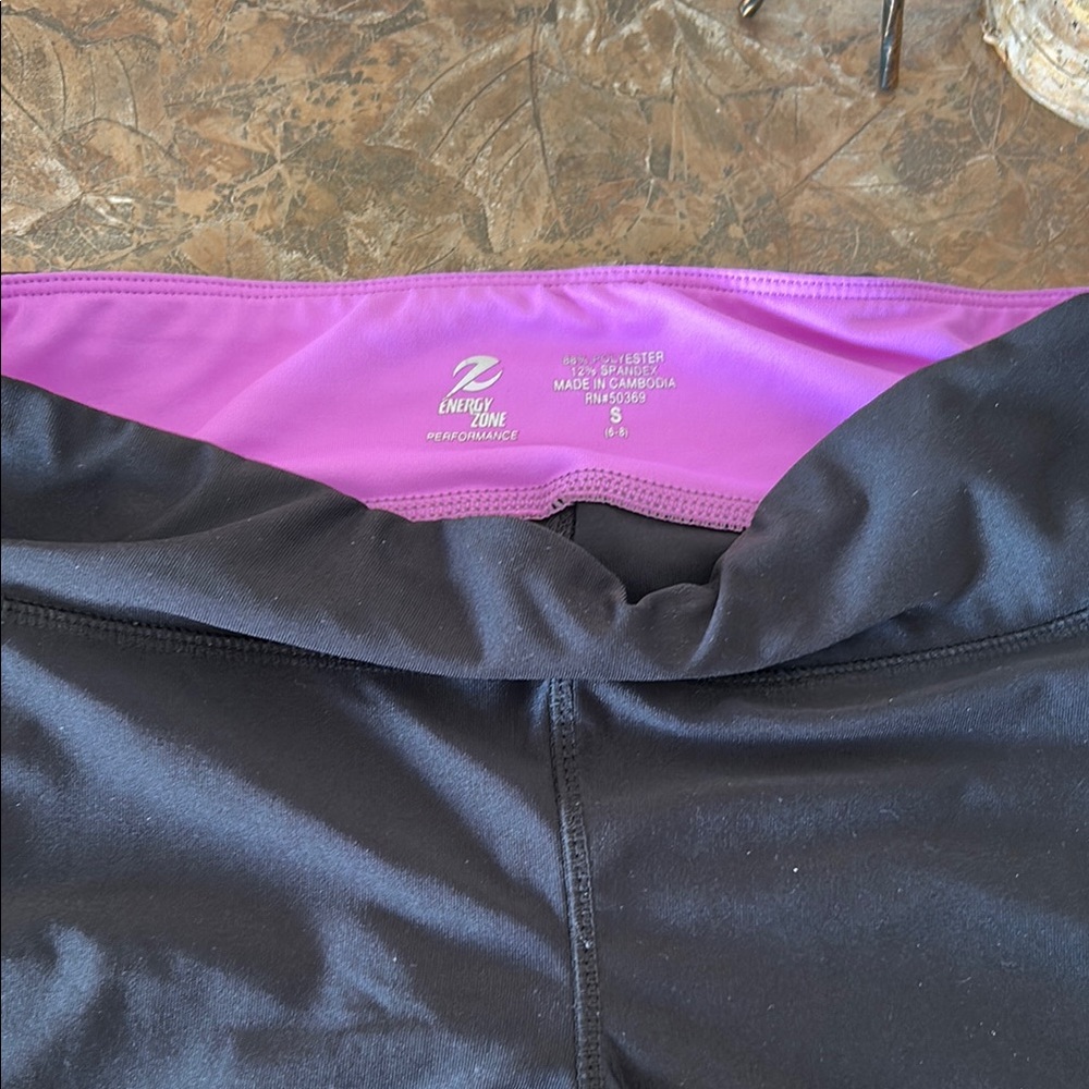 Energy Zone Women's Black and Purple Performance Crop Leggings